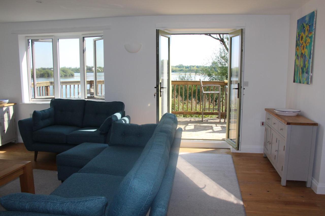 Coot Cottage - Holiday House With Fantastic Lake Views Somerford Keynes Exterior foto