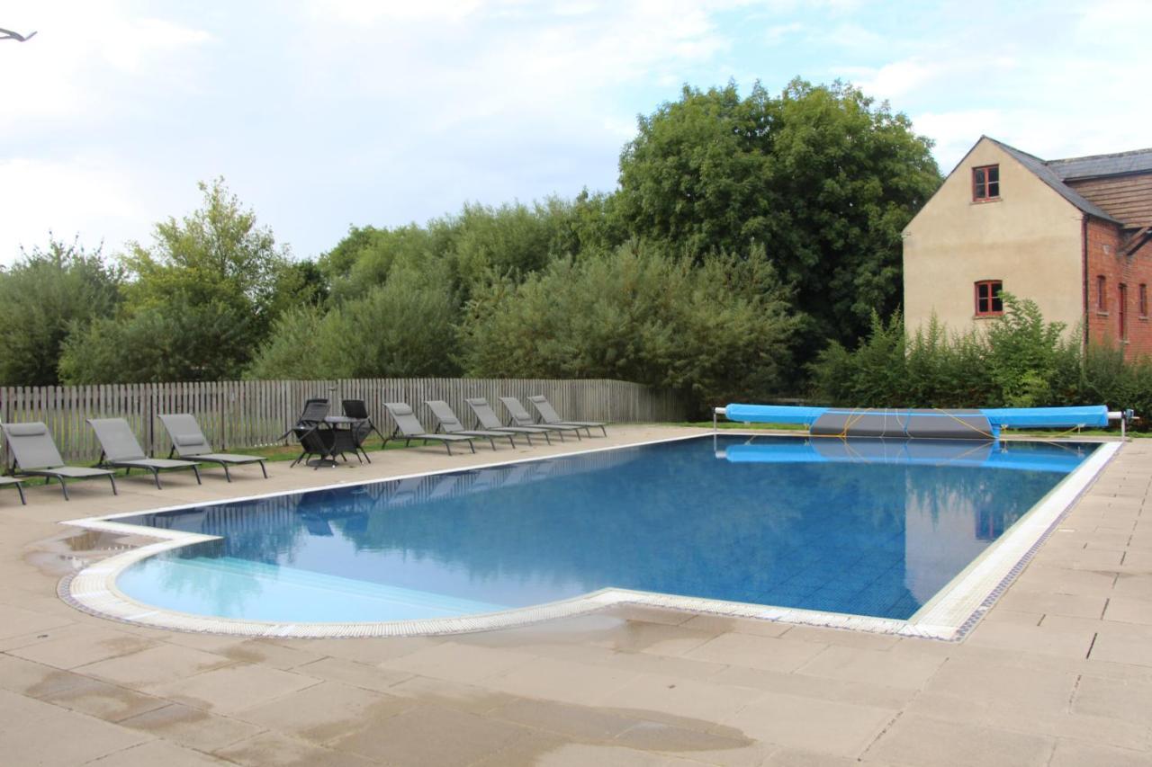 Coot Cottage - Holiday House With Fantastic Lake Views Somerford Keynes Exterior foto