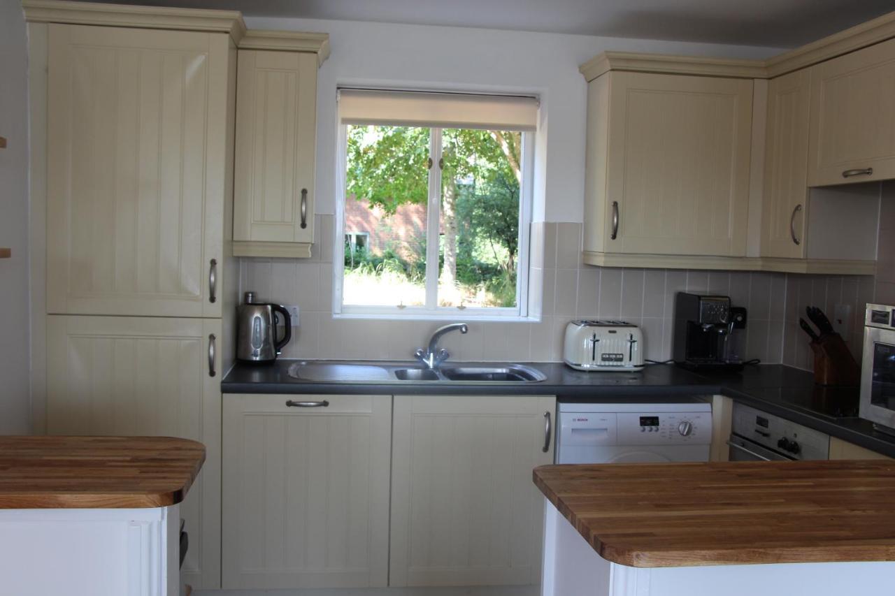 Coot Cottage - Holiday House With Fantastic Lake Views Somerford Keynes Exterior foto