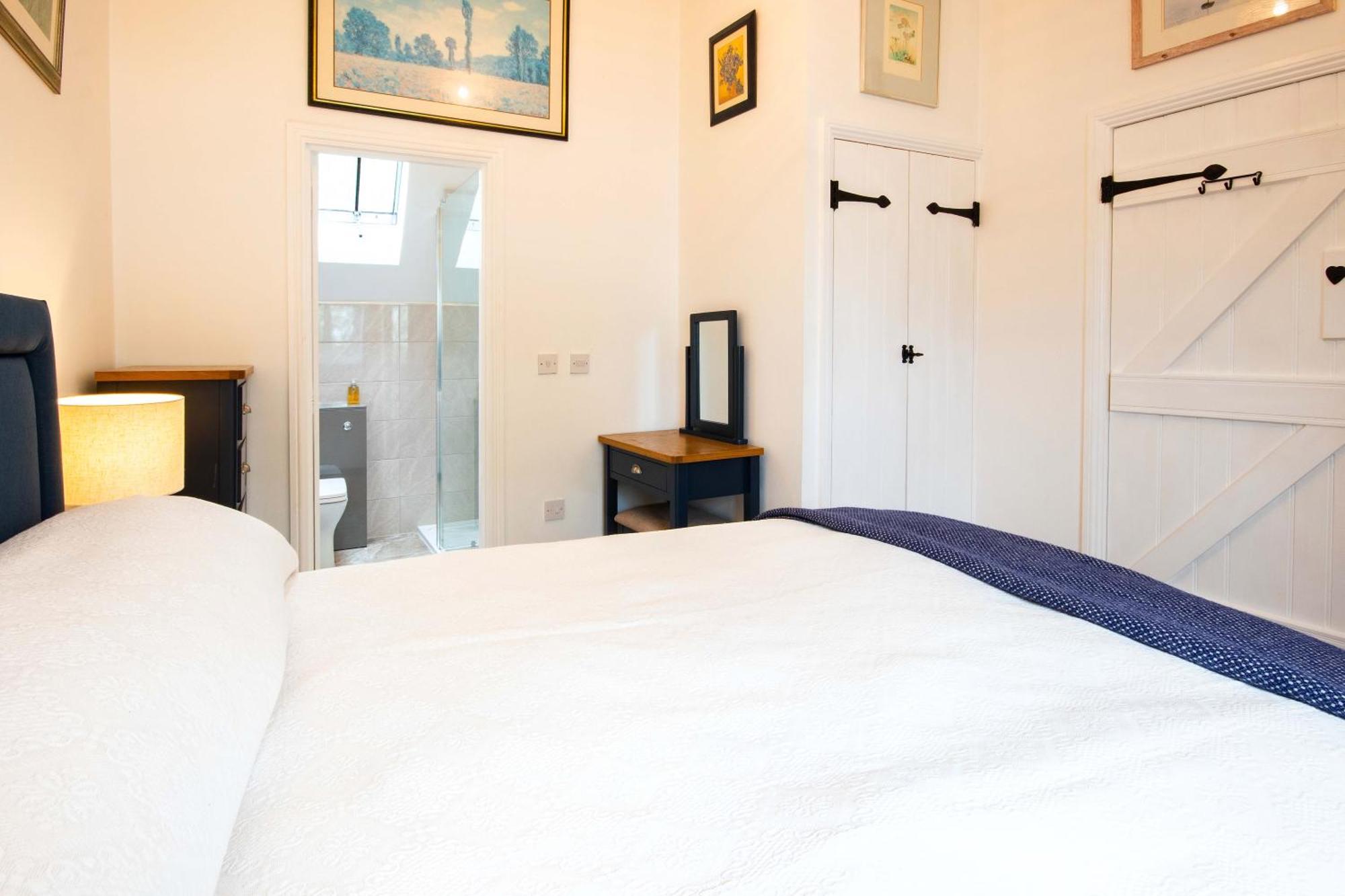 Coot Cottage - Holiday House With Fantastic Lake Views Somerford Keynes Exterior foto